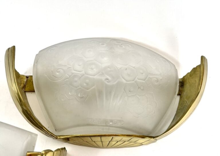 Paire d'appliques en laiton doré avec cache-ampoule en verre dépoli à motif flo…