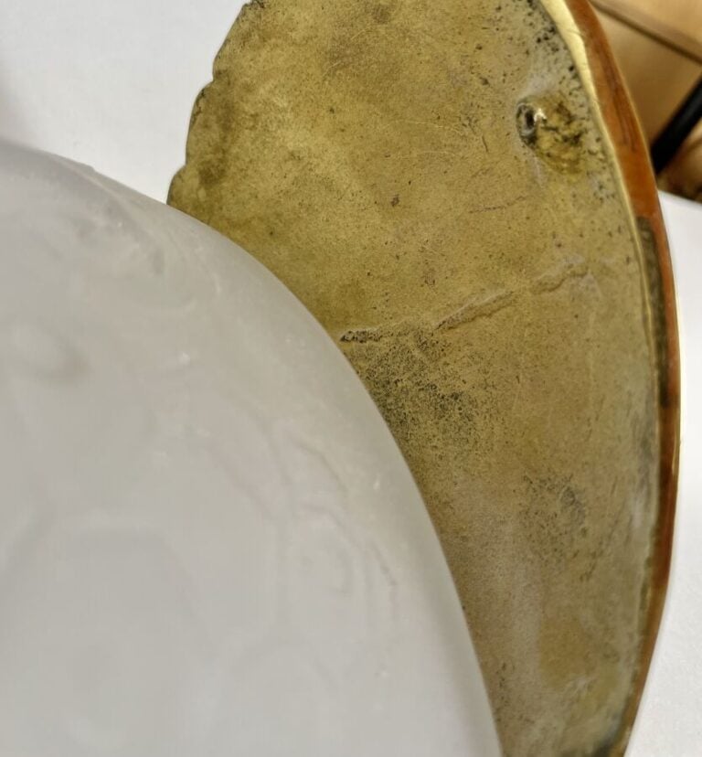 Paire d'appliques en laiton doré avec cache-ampoule en verre dépoli à motif flo…