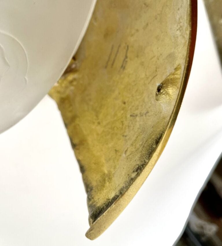 Paire d'appliques en laiton doré avec cache-ampoule en verre dépoli à motif flo…