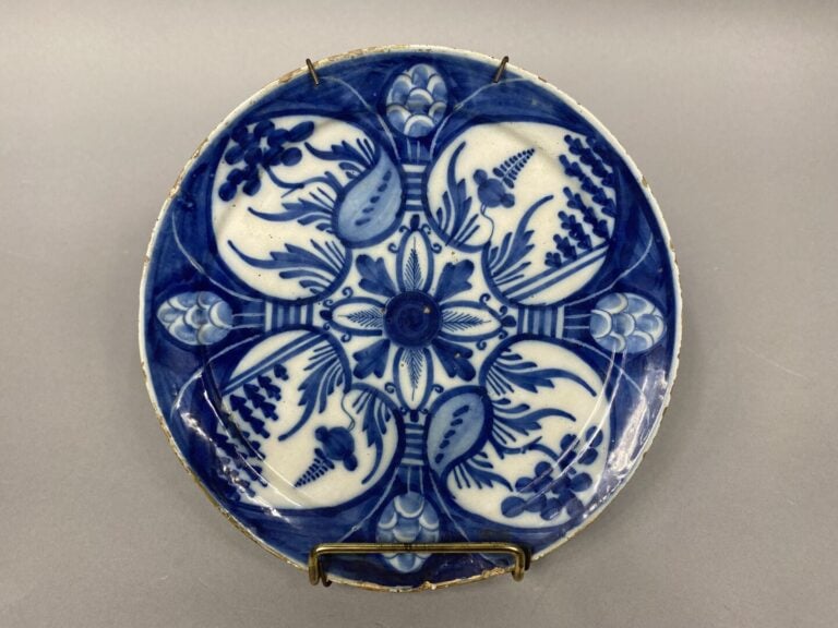 Paire d'assiettes en céramique émaillée bleu blanc à décor de motifs floraux -…