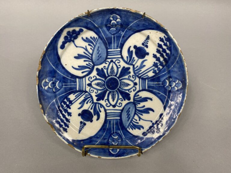 Paire d'assiettes en céramique émaillée bleu blanc à décor de motifs floraux -…