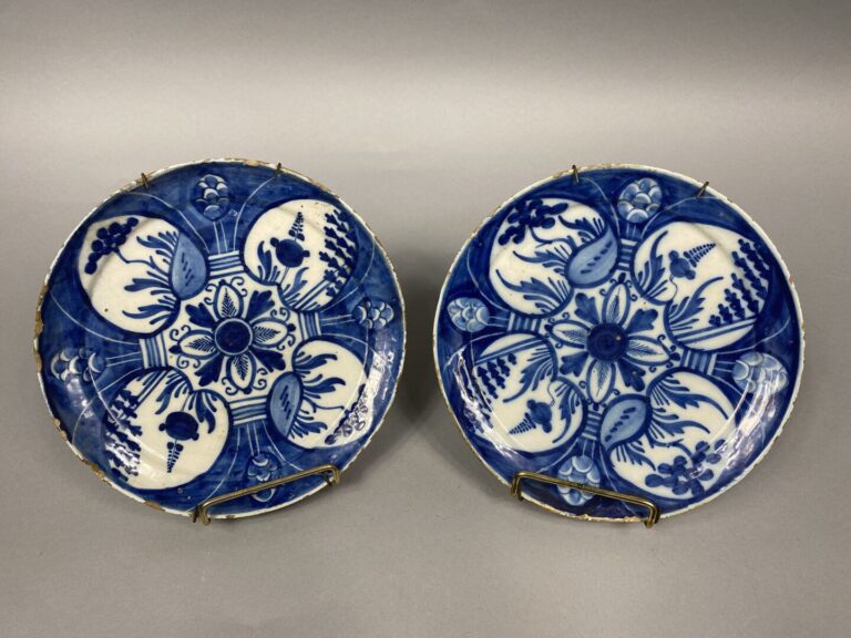 Paire d'assiettes en céramique émaillée bleu blanc à décor de motifs floraux -…