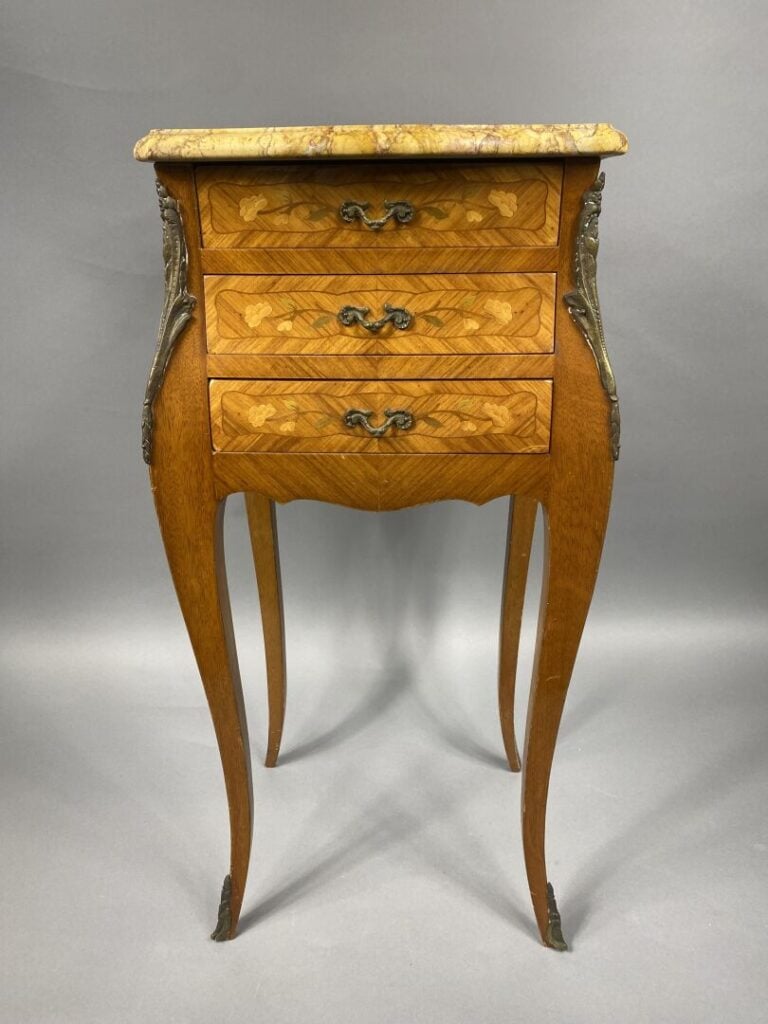 Paire de chevets en bois de placage à décor marqueté ouvrant à trois tiroirs en…