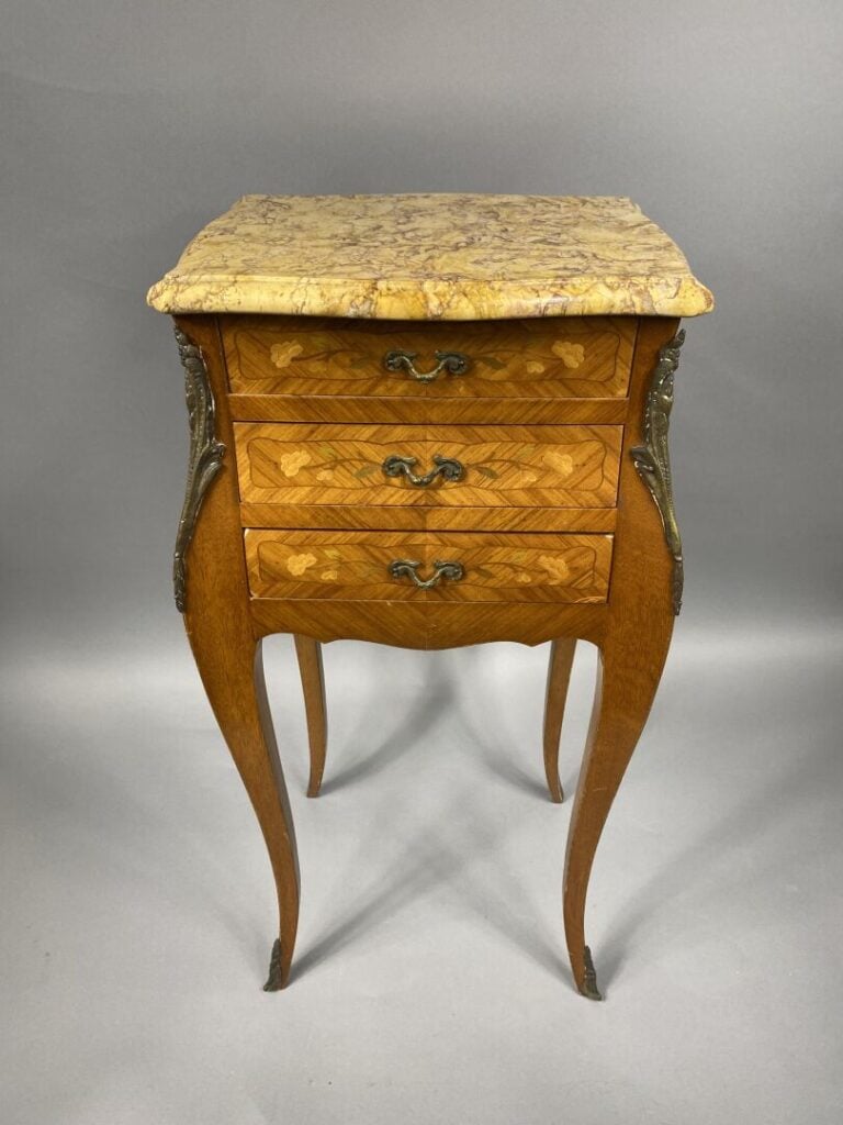 Paire de chevets en bois de placage à décor marqueté ouvrant à trois tiroirs en…
