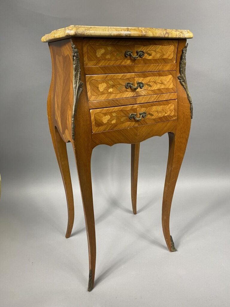 Paire de chevets en bois de placage à décor marqueté ouvrant à trois tiroirs en…