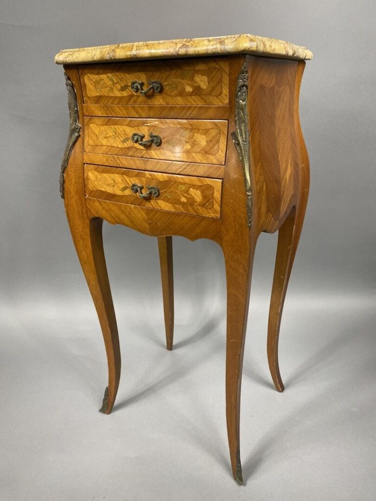 Paire de chevets en bois de placage à décor marqueté ouvrant à trois tiroirs en…