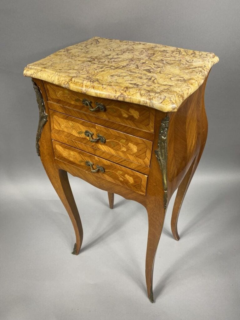 Paire de chevets en bois de placage à décor marqueté ouvrant à trois tiroirs en…