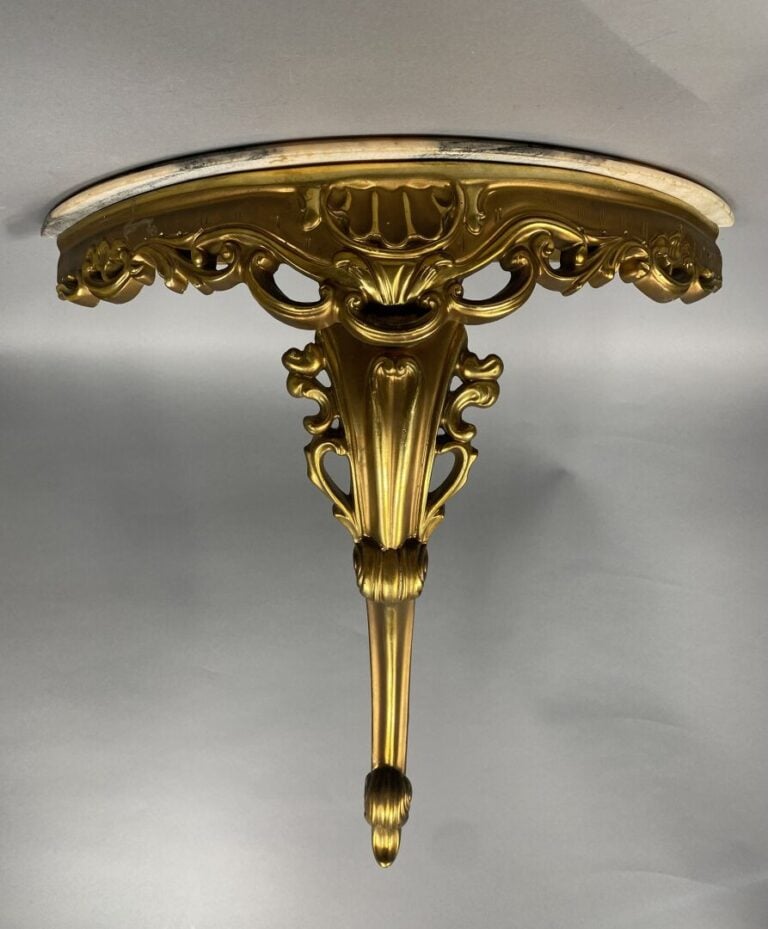 Paire de chevets en bois de placage à décor marqueté ouvrant à trois tiroirs en…