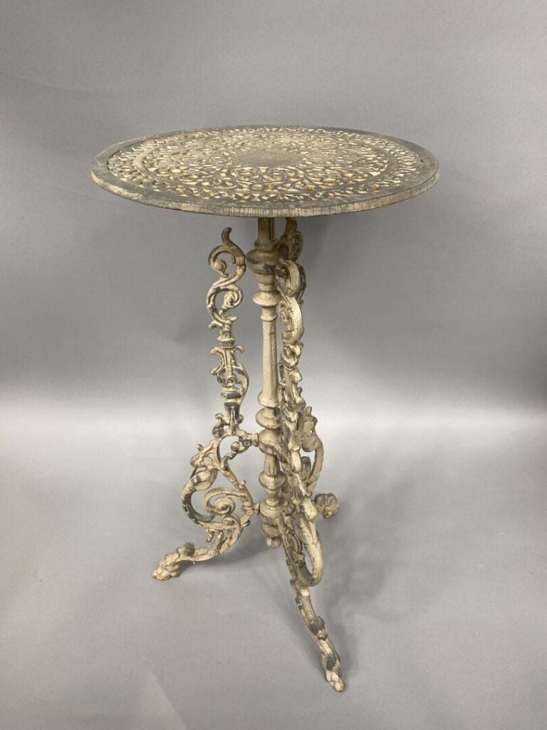 Paire de guéridons tripodes d'extérieur en fer forgé peint à décor ajouré d'ent…
