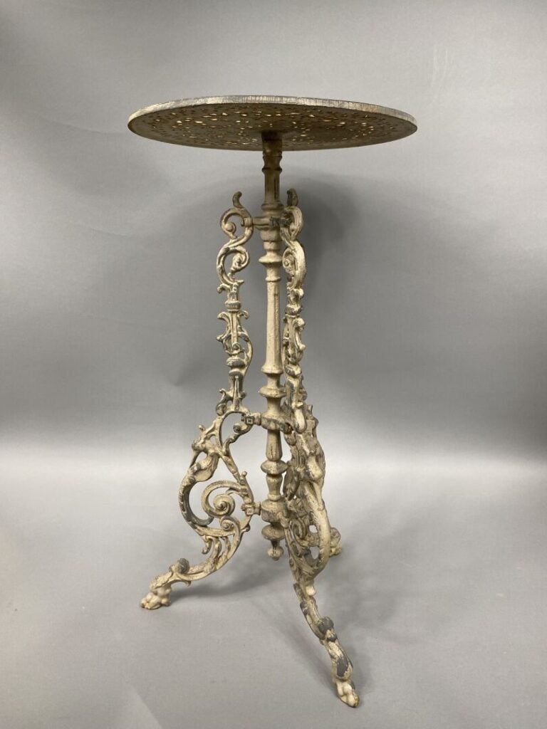 Paire de guéridons tripodes d'extérieur en fer forgé peint à décor ajouré d'ent…