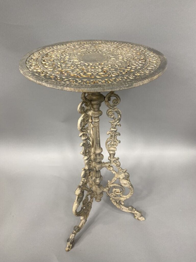 Paire de guéridons tripodes d'extérieur en fer forgé peint à décor ajouré d'ent…