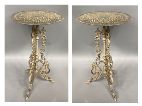 Paire de guéridons tripodes d'extérieur en fer forgé peint à décor ajouré d'ent…