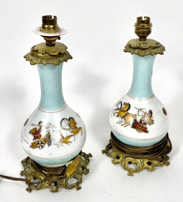 Paire de lampes en porcelaine à décor dans le goût de l'antiquité - Hauteur : 2…