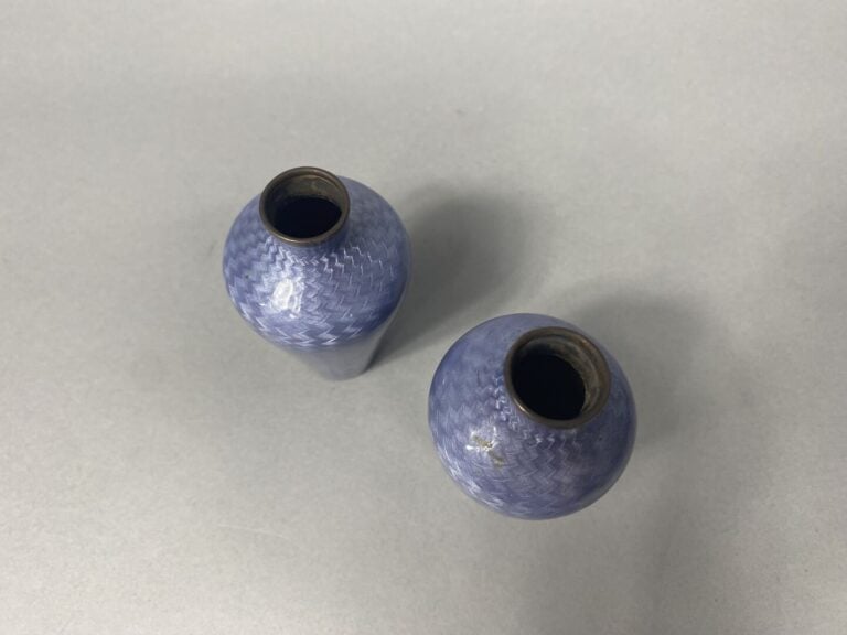 Paire de petits vases balustre en argent (935) à décor guilloché sur fond d'éma…