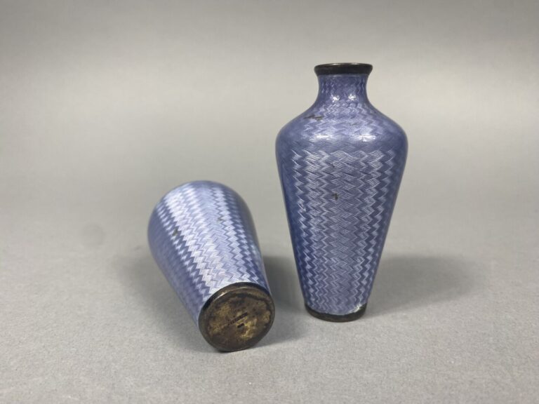 Paire de petits vases balustre en argent (935) à décor guilloché sur fond d'éma…
