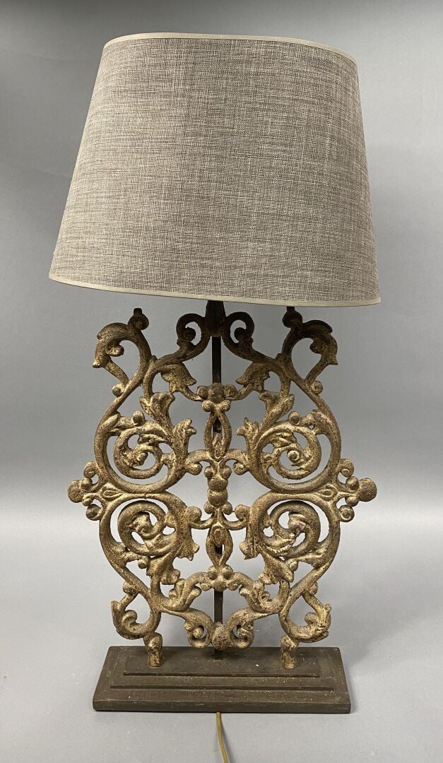Paire de pieds de lampe en fer forgé patiné à décor ajouré de feuillages et enr…