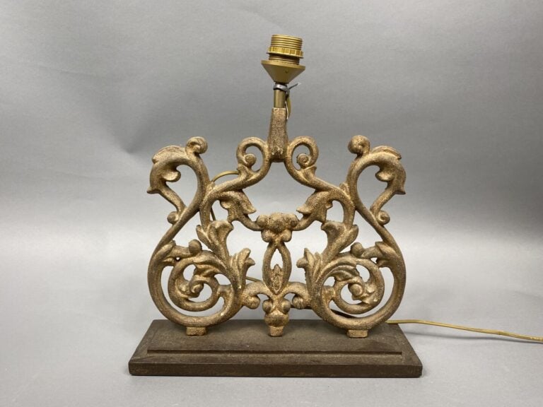 Paire de pieds de lampe en fer forgé patiné à décor ajouré de feuillages et enr…