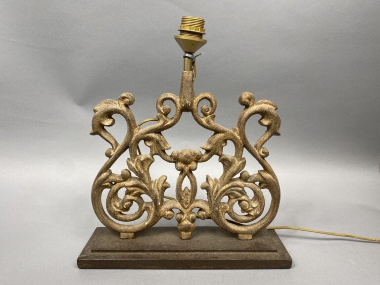 Paire de pieds de lampe en fer forgé patiné à décor ajouré de feuillages et enr…