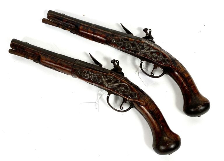Paire de pistolets. Platines à silex et à corps rond. Légèrement décorés. Fût l…