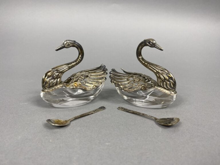Paire de salerons en métal argenté en forme de cygne et cuillères à sel