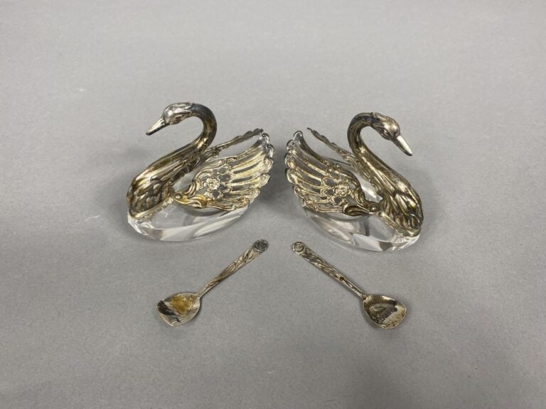 Paire de salerons en métal argenté en forme de cygne et cuillères à sel