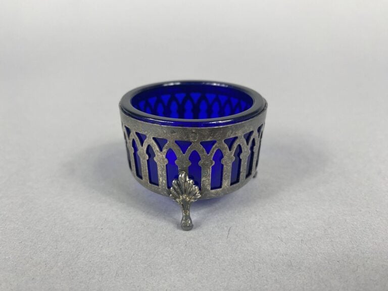 Paire de salerons tripodes, monture en argent (925) à motif ajouré d'arcatures,…