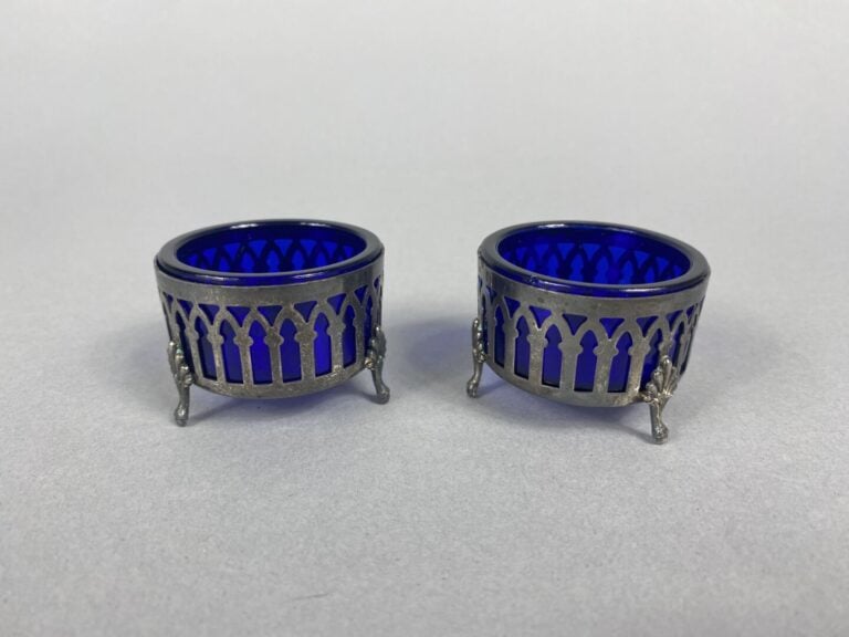 Paire de salerons tripodes, monture en argent (925) à motif ajouré d'arcatures,…