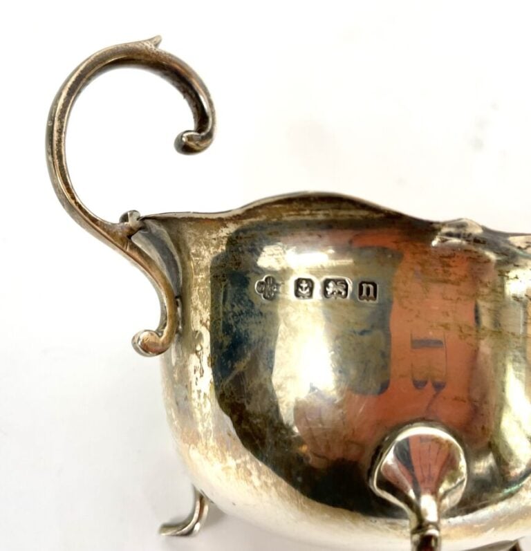 Paire de SAUCIERES en argent anglais reposant sur trois petits pieds. - Birming…