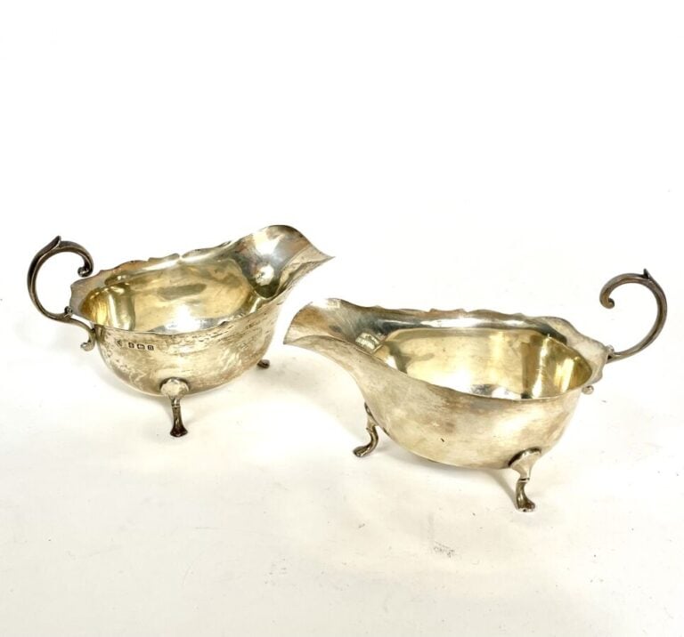 Paire de SAUCIERES en argent anglais reposant sur trois petits pieds. - Birming…