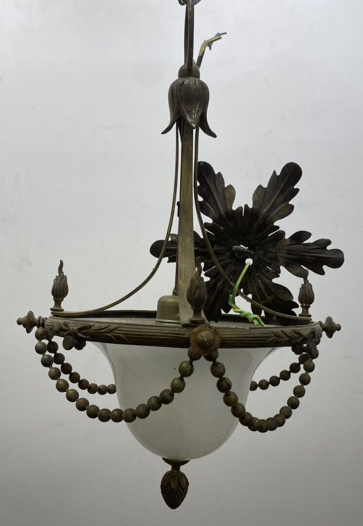 Paire de suspensions en bronze doré et vasque en verre sablé ornées de frises d…