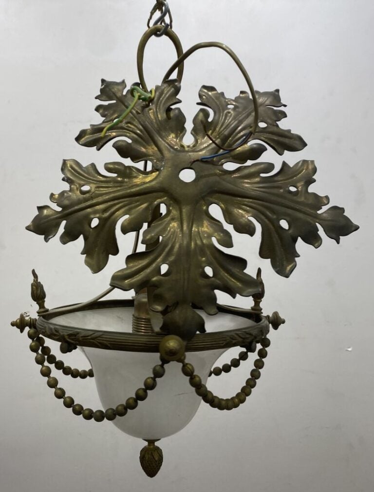 Paire de suspensions en bronze doré et vasque en verre sablé ornées de frises d…