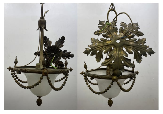 Paire de suspensions en bronze doré et vasque en verre sablé ornées de frises d…