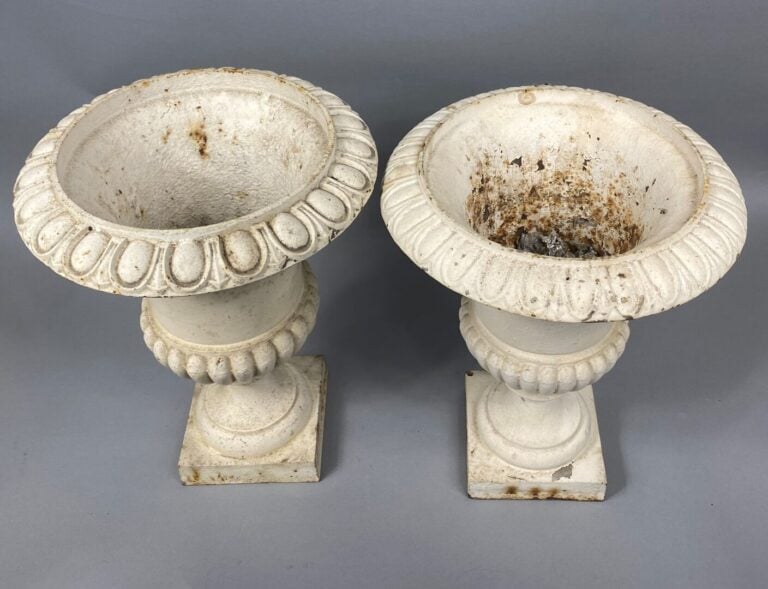 *Paire de vases de forme Médicis en fonte peint en blanc - H : 48 cm - D : 25.5…