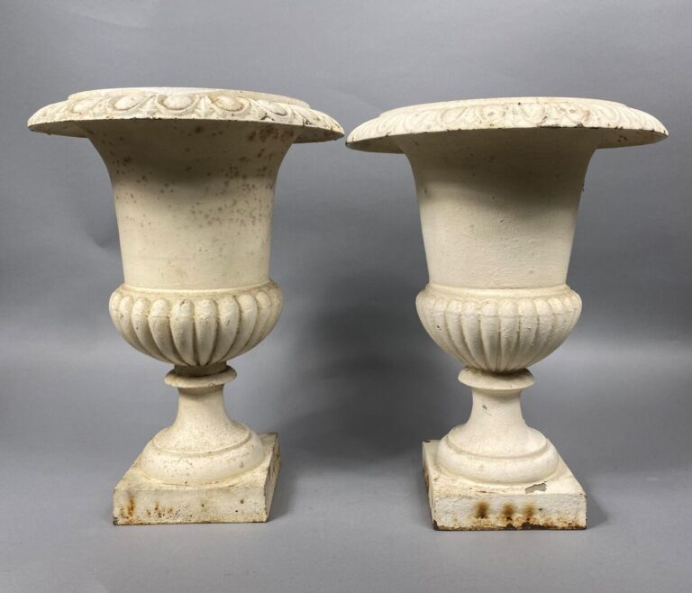 *Paire de vases de forme Médicis en fonte peint en blanc - H : 48 cm - D : 25.5…