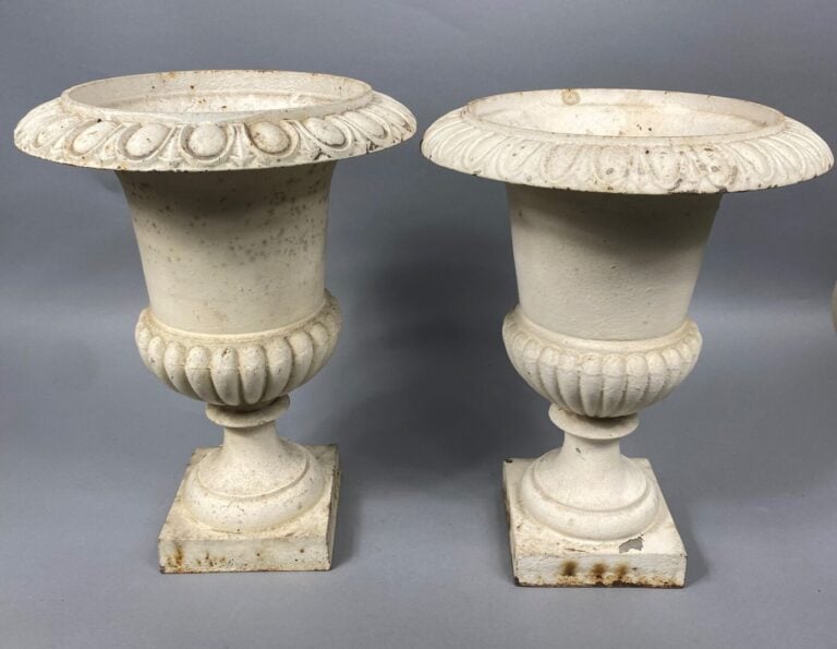 *Paire de vases de forme Médicis en fonte peint en blanc - H : 48 cm - D : 25.5…