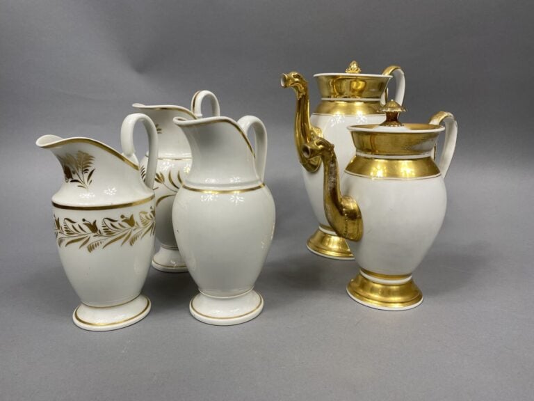 PARIS - Lot comprenant une théière et une cafetière en porcelaine à décor de fi…