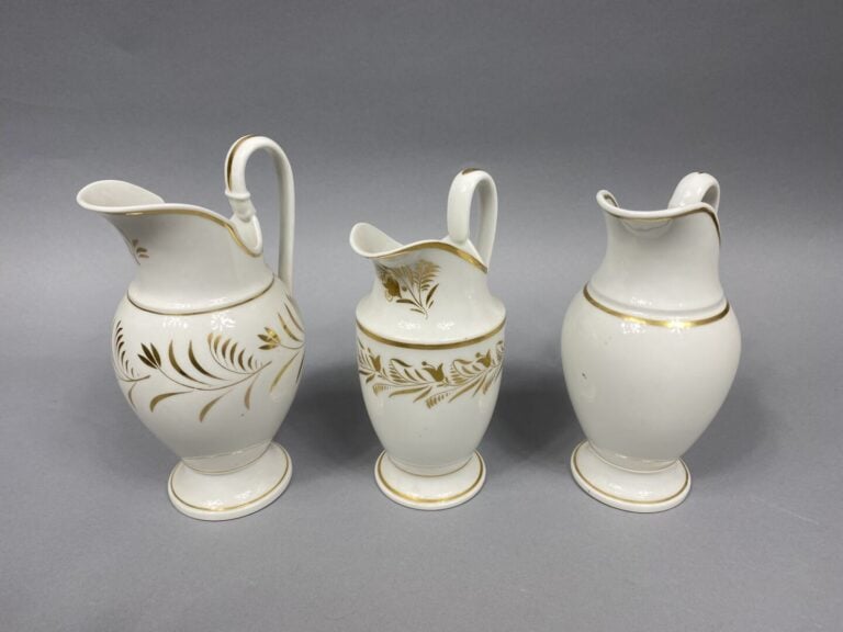 PARIS - Lot comprenant une théière et une cafetière en porcelaine à décor de fi…