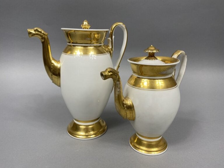 PARIS - Lot comprenant une théière et une cafetière en porcelaine à décor de fi…