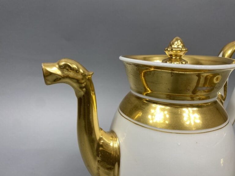 PARIS - Lot comprenant une théière et une cafetière en porcelaine à décor de fi…