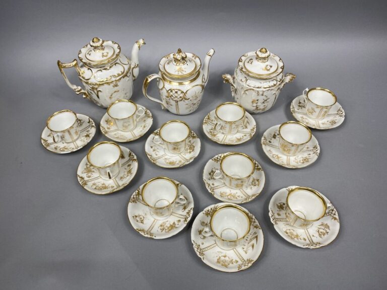 PARIS - Partie de service à thé café en porcelaine à décor de motifs floraux et…