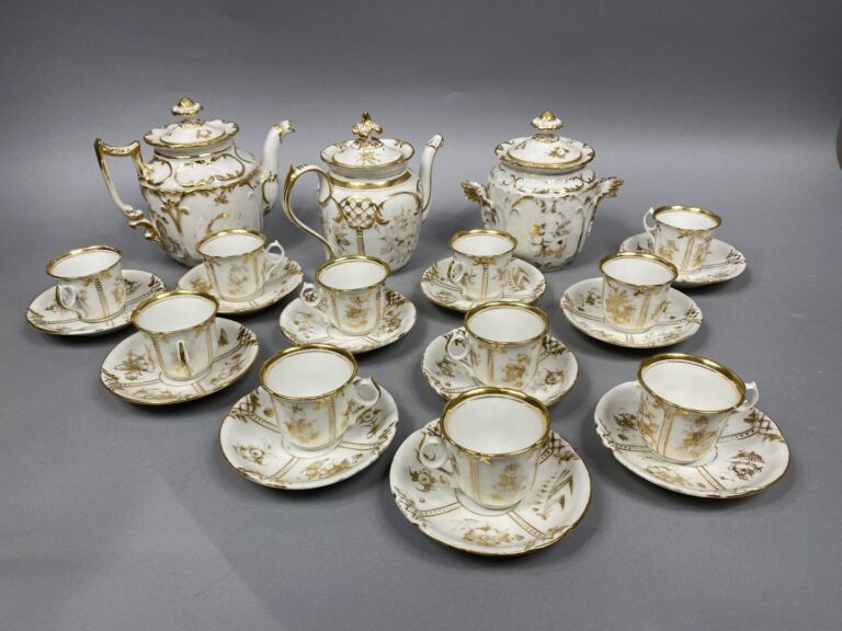 PARIS - Partie de service à thé café en porcelaine à décor de motifs floraux et…