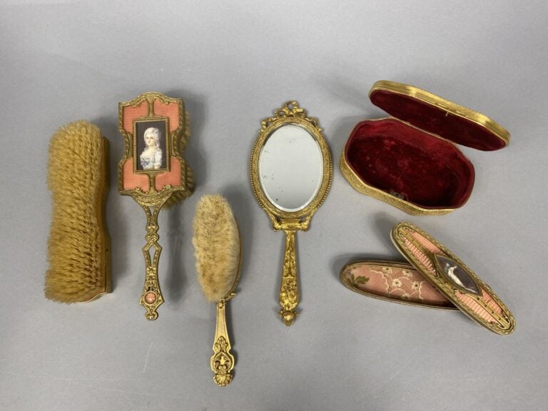 Partie de garniture de toilette en bronze doré et guilloché sur fond d'émail tr…