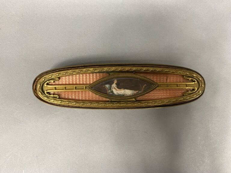 Partie de garniture de toilette en bronze doré et guilloché sur fond d'émail tr…