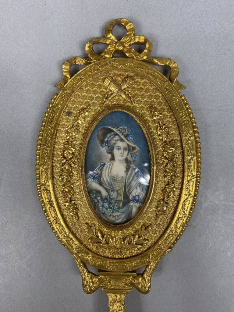 Partie de garniture de toilette en bronze doré et guilloché sur fond d'émail tr…