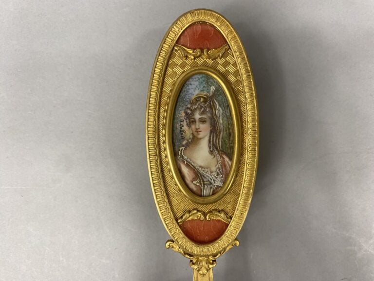 Partie de garniture de toilette en bronze doré et guilloché sur fond d'émail tr…