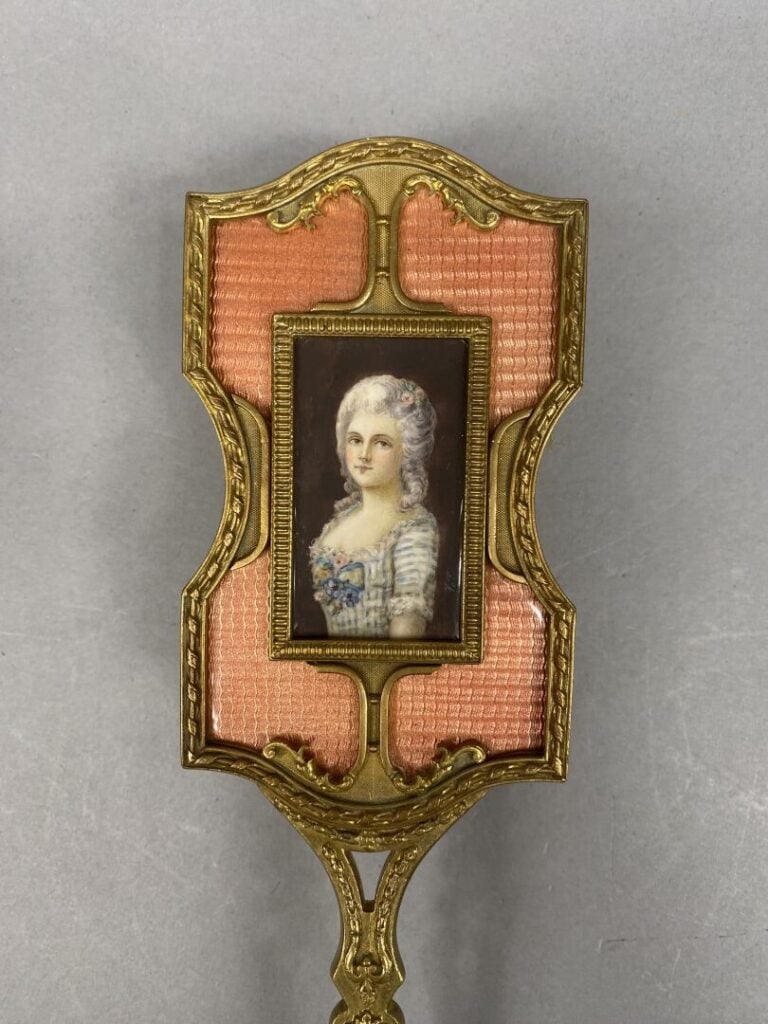 Partie de garniture de toilette en bronze doré et guilloché sur fond d'émail tr…
