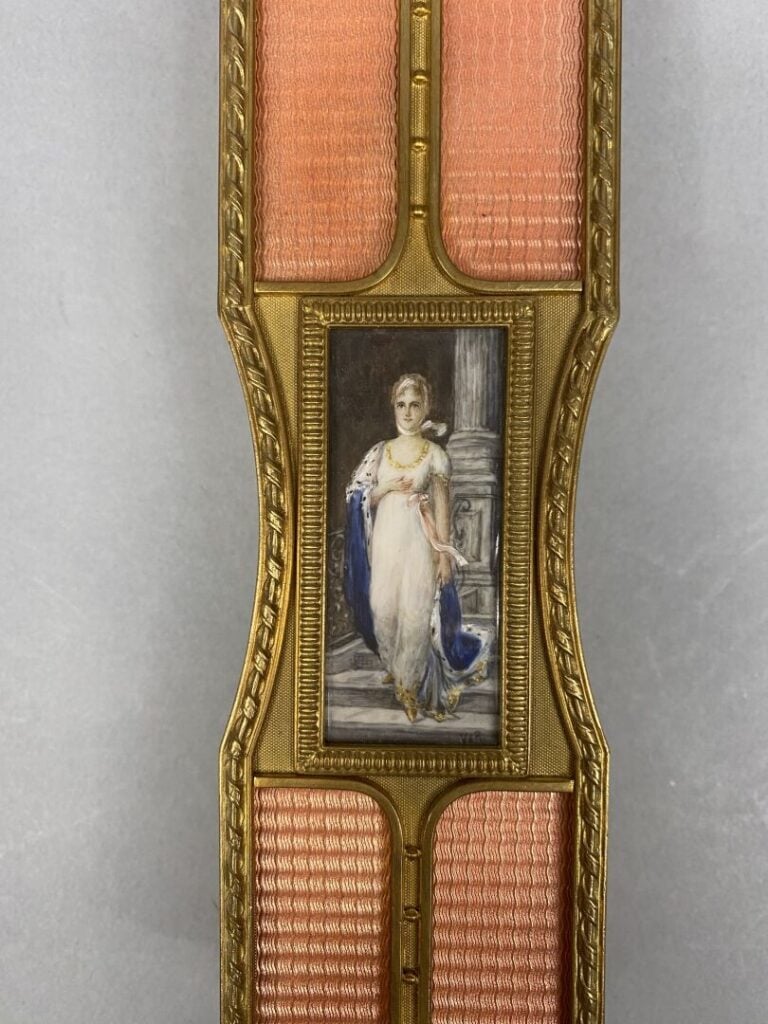 Partie de garniture de toilette en bronze doré et guilloché sur fond d'émail tr…