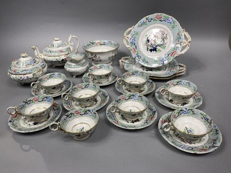 Partie de service à thé café en faïence fine anglaise émaillée polychrome à déc…