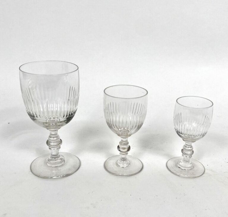 Partie de service de verres en cristal comprenant 14 verres à eau, 2 verres à v…