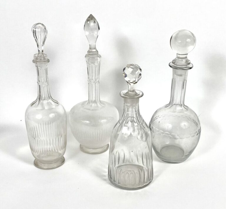 Partie de service de verres en cristal comprenant 14 verres à eau, 2 verres à v…